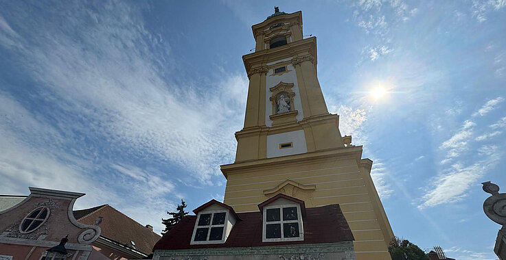 Ein Teil der Festspielbühne in Stockerau vor der Pfarrkirche. 