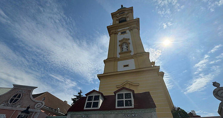 Ein Teil der Festspielbühne in Stockerau vor der Pfarrkirche. 