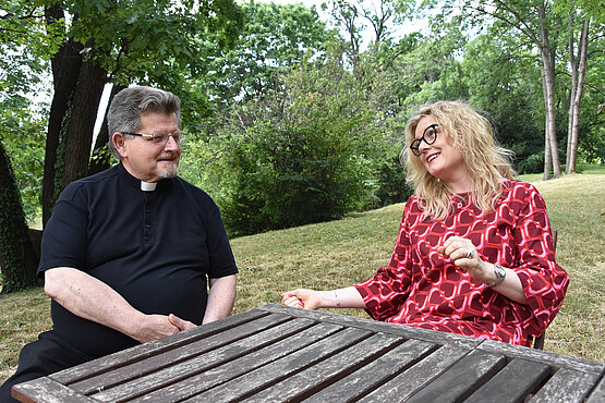 Neupriester Robert Rintersbacher und Tochter Monica diskutieren