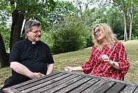 Neupriester Robert Rintersbacher und Tochter Monica diskutieren