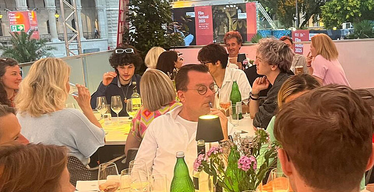 Während des Essens helfen auch Impulsfragen aus einem Glasbehälter, um miteinander ins Gespräch zu kommen.
