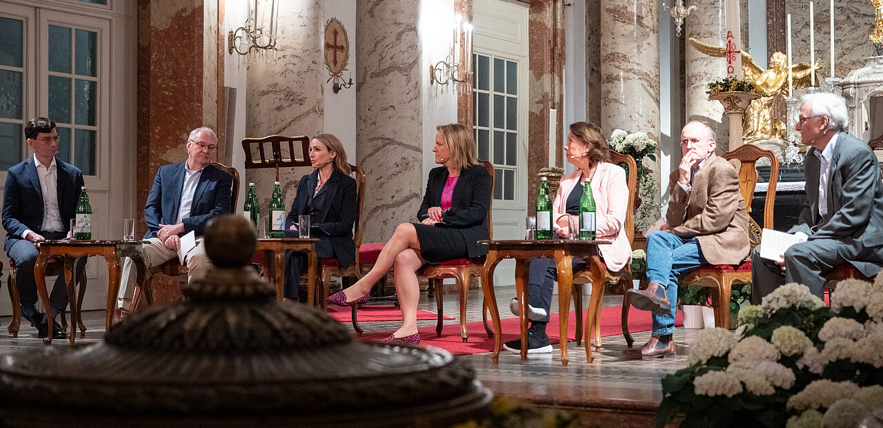 Die Podiumsdiskussion zum Thema Klima moderierte Bernard Mallmann. Die Vortragenden waren Johann Pock, Judith Obermayr-Schreiber, Lilian Meyer, Ingeborg Gabriel, Reinhard Haas und Klaus Radunsky (von links nach rechts). 