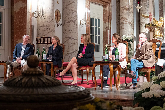 Die Podiumsdiskussion zum Thema Klima moderierte Bernard Mallmann. Die Vortragenden waren Johann Pock, Judith Obermayr-Schreiber, Lilian Meyer, Ingeborg Gabriel, Reinhard Haas und Klaus Radunsky (von links nach rechts). 
