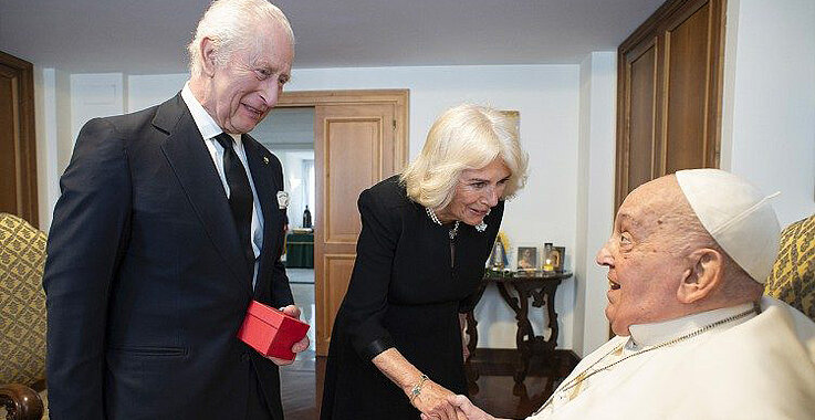 König Charles und Königin Camilla trafen am Mittwoch, den 9. April 2025 Papst Franziskus bei einem privaten Treffen. 