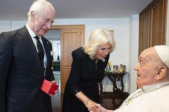 König Charles und Königin Camilla trafen am Mittwoch, den 9. April 2025 Papst Franziskus bei einem privaten Treffen. 