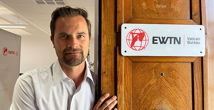 Begrüßt die Welt im Büro von EWTN: Andreas Thonhauser arbeitet unweit des Vatikans und schätzt das Leben in Rom.