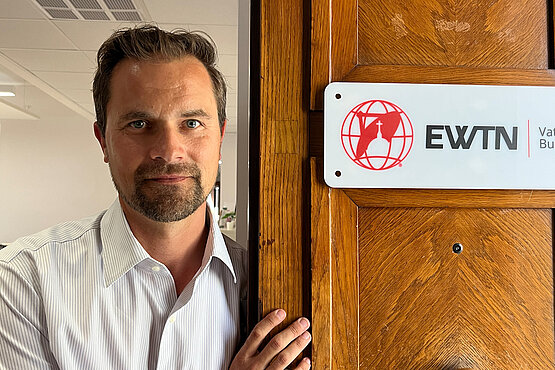 Begrüßt die Welt im Büro von EWTN: Andreas Thonhauser arbeitet unweit des Vatikans und schätzt das Leben in Rom.