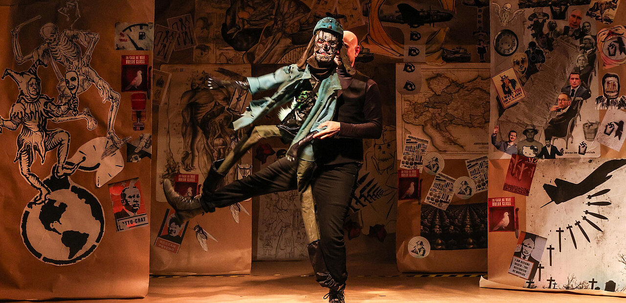 Stolpert durch das Leben und den Weltkrieg: Der brave Švejk als Fratze verzerrt im Wiener Schubertheater überlebt alles und alle.