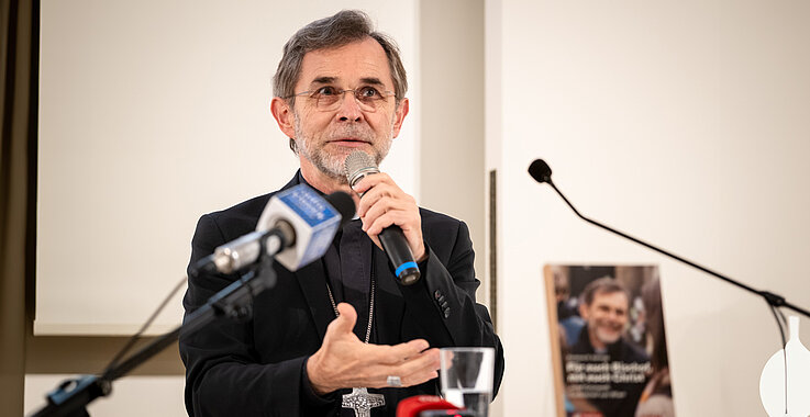 Erzbischof Josef Grünwidl: "Gott umarmt uns in der Wirklichkeit".