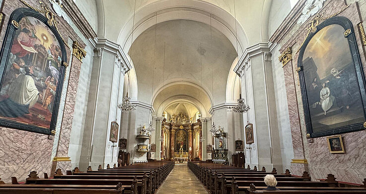 Die Pfarrkirche Stockerau von Innen. 