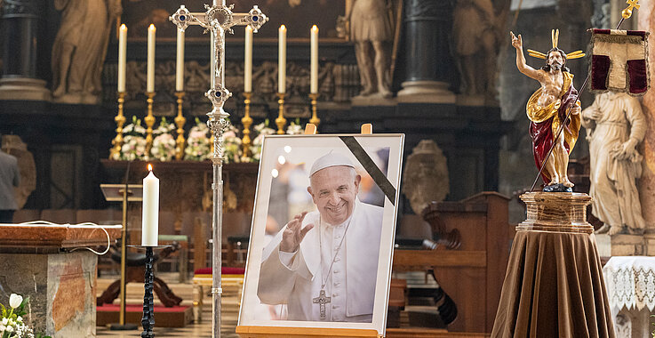 Am 26. April 2025 beginnt um 10:00 Uhr das Begräbnis von Papst Franziskus in Rom. Im Wiener Stephansdom wurde schon am 21. April eine Trauergottesdienst gehalten. 