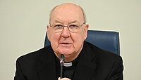 Kardinal Kevin Joseph Farrell überbrachte die Nachricht vom Tod von Papst Franziskus. 