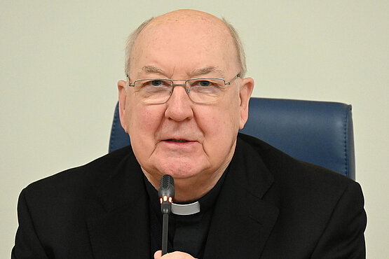 Kardinal Kevin Joseph Farrell überbrachte die Nachricht vom Tod von Papst Franziskus. 