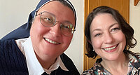Bei einem Besuch in Kroatien im Gespräch mit Schwester Teresa, die mit ihrer Energie und Offenheit beeindruckt.
