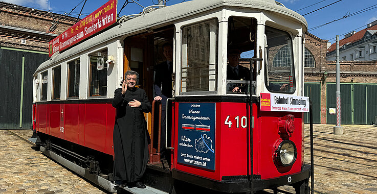 Pfarrer Jan Soroka in einer historischen Tram. 