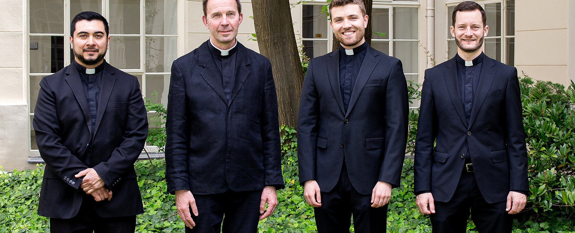 Die Neupriester Cristian Xavier Gonzalez, Joachim Losehand, Manuel Rennhofer und Richard Andrae feiern am 20. Juni 2026 ihre Priesterweihe. 