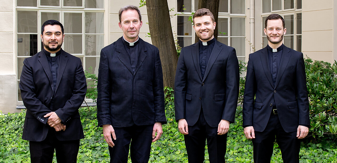 Die Neupriester Cristian Xavier Gonzalez, Joachim Losehand, Manuel Rennhofer und Richard Andrae feiern am 20. Juni 2026 ihre Priesterweihe. 