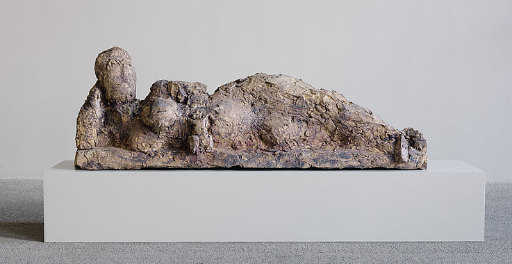 Muße und Gelassenheit verströmt diese Skulptur des Schweizers Hans Josephsohn (Ohne Titel, 1974).