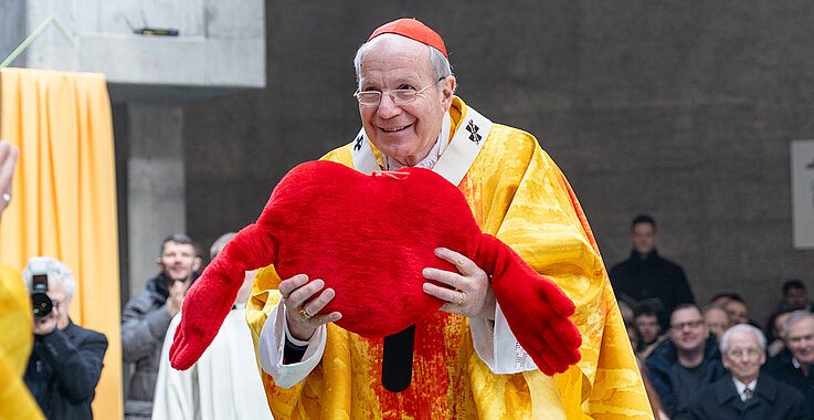 Kardinal Schönborn mit Stoffherz 3/2024