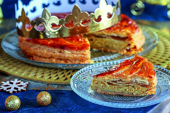 Wer die versteckte Bohne im Dreikönigskuchen findet, ist König für einen Tag. 