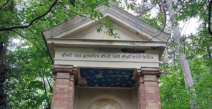 Mitten im dichten Wald, der im Nordwesten an Bad Vöslau angrenzt, steht die  Auge-Gottes-Kapelle. 