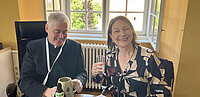 Elias Carr mit Sophie Lauringer bei der Bier- und Brezel-Verkostung.