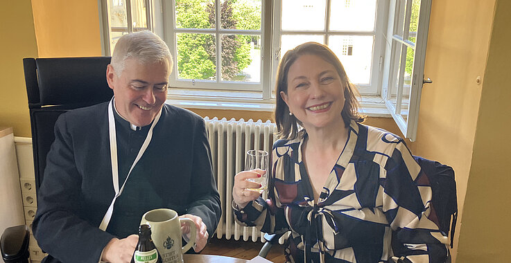 Elias Carr mit Sophie Lauringer bei der Bier- und Brezel-Verkostung.