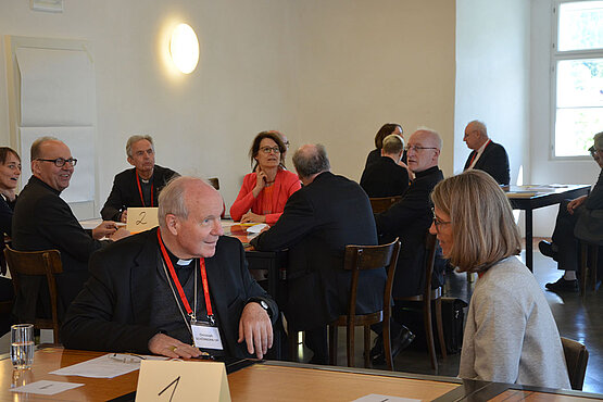 Angeregter Austausch der Gäste der Bischofskonferenz in Mariazell