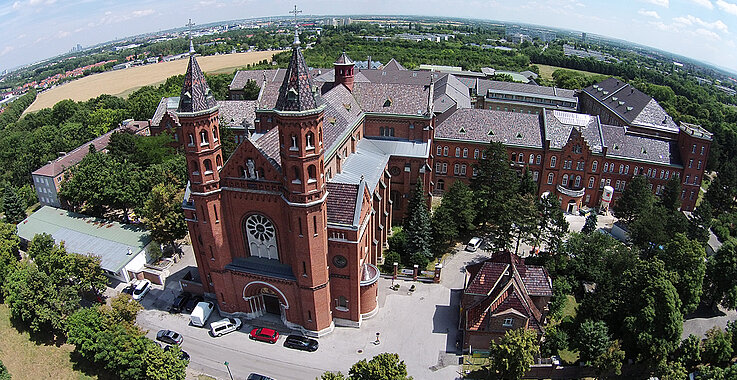 Die Kirche von Sankt Gabriel ist mit ihren zwei Türmen weithin sichtbar.