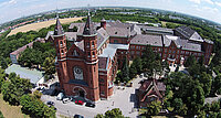 Die Kirche von Sankt Gabriel ist mit ihren zwei Türmen weithin sichtbar.