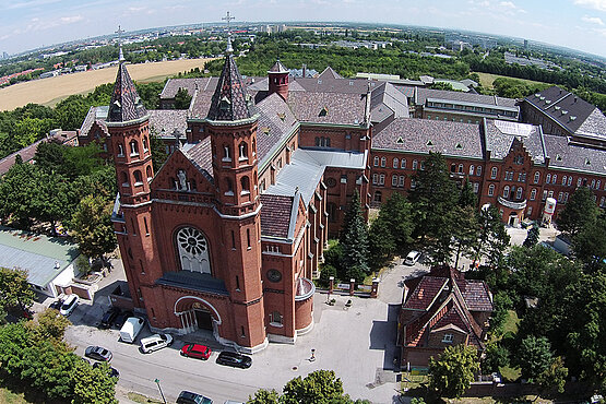 Die Kirche von Sankt Gabriel ist mit ihren zwei Türmen weithin sichtbar.