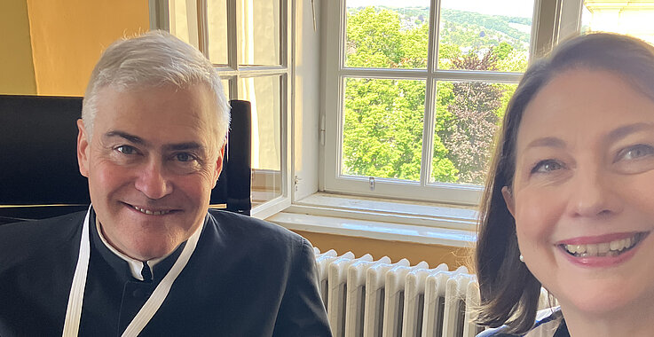 Elias Carr mit Sophie Lauringer im Stift Klosterneuburg