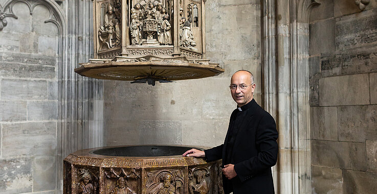 Dompfarrer Toni Faber in der Katharinenkapelle