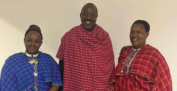 Für den Klimaschutz und Frauen in Tansania  kämpfen Gracey Scorey, Timothy Ole Yaile und Stellar Millya. 