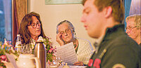 Familie am Esstisch
