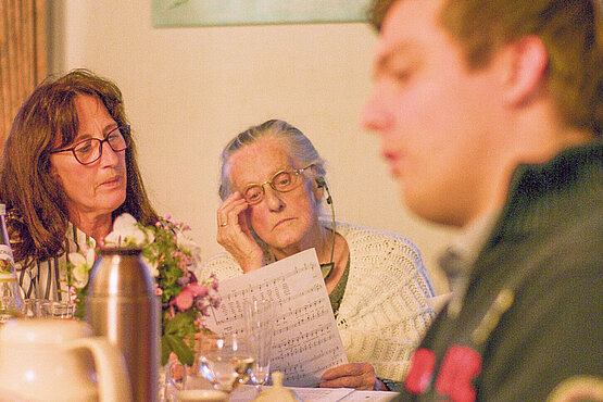 Familie am Esstisch