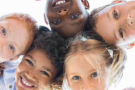 Lachende Kinder unterschiedlicher Hautfarbe.