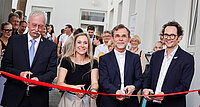 Bei der Eröffnung des Mutter-Kind-Hauses durchschneiden Thomas Böck (Collegialität Privatstiftung), Nicole Meissner (Geschäftsführerin St. Elisabeth-Stiftung), Josef Grünwidl (Erzbischof), Markus Reiter (Bezirksvorsteher Neubau) gemeinsam das Band.
