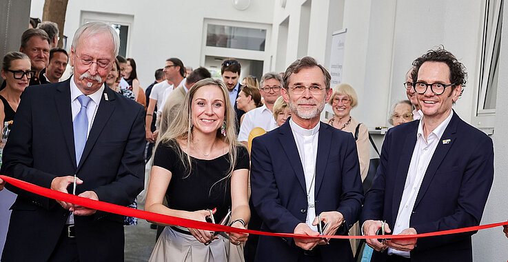 Bei der Eröffnung des Mutter-Kind-Hauses durchschneiden Thomas Böck (Collegialität Privatstiftung), Nicole Meissner (Geschäftsführerin St. Elisabeth-Stiftung), Josef Grünwidl (Erzbischof), Markus Reiter (Bezirksvorsteher Neubau) gemeinsam das Band.