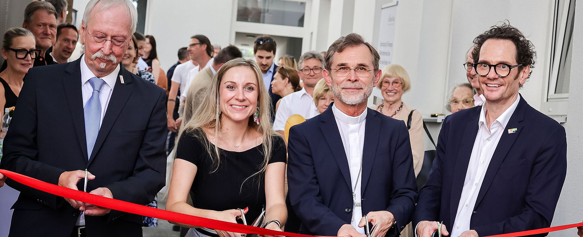 Bei der Eröffnung des Mutter-Kind-Hauses durchschneiden Thomas Böck (Collegialität Privatstiftung), Nicole Meissner (Geschäftsführerin St. Elisabeth-Stiftung), Josef Grünwidl (Erzbischof), Markus Reiter (Bezirksvorsteher Neubau) gemeinsam das Band.