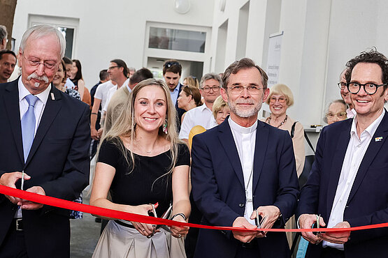 Bei der Eröffnung des Mutter-Kind-Hauses durchschneiden Thomas Böck (Collegialität Privatstiftung), Nicole Meissner (Geschäftsführerin St. Elisabeth-Stiftung), Josef Grünwidl (Erzbischof), Markus Reiter (Bezirksvorsteher Neubau) gemeinsam das Band.