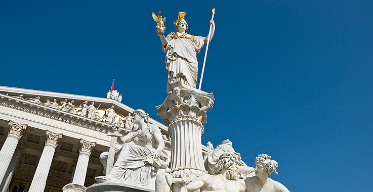 Menschenrechtsbasierte liberale Demokratien stehen unter Druck. Es brauche Aufmerksamkeit, um deren Erosion frühzeitig zu erkennen, so Friesl. 