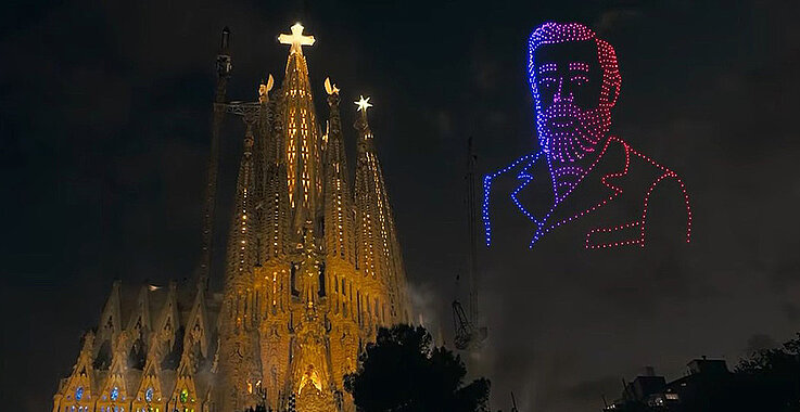 In einer Lichtershow mit Drohnen wurde das Porträt Antoni Gaudis in den nächtlichen Himmel über Barcelona gezeichnet.
