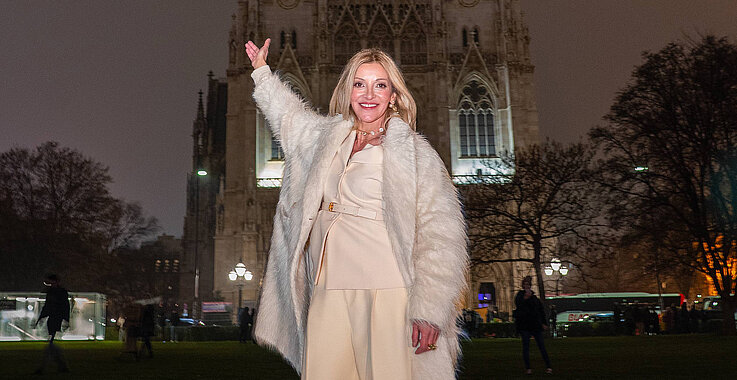 Künstlerin Billi Thanner zeigt ihre neue Kunstinstallation „Die Unendlichkeit des Lichts“ auf der Wiener Votivkirche. 