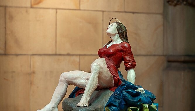 Die gebärende Marienstatue im Linzer Dom. 