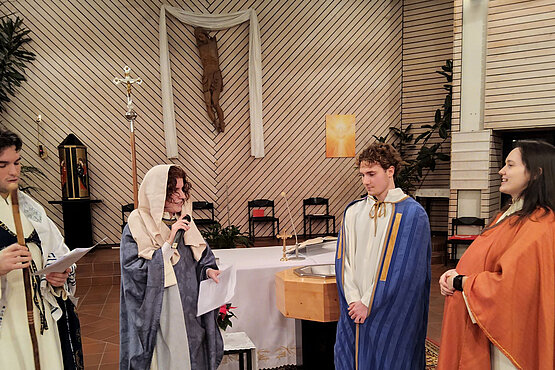 Bei der Probe: Maria und Josef bei Elisabeth und Zacharias beim Weihnachtsspiel in St. Markus. 