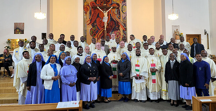 Priester und Ordensleute aus Nigeria - Pfarrmosaik