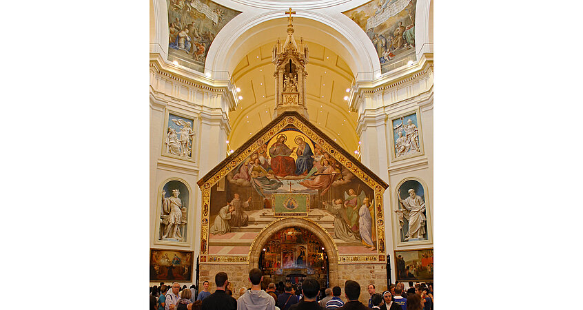 Beeindruckend: Die kleine steht in der großen Kirche.