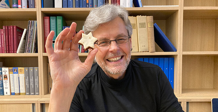 Markus Tiwald zeigt einen Zimtstern