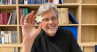 Markus Tiwald zeigt einen Zimtstern